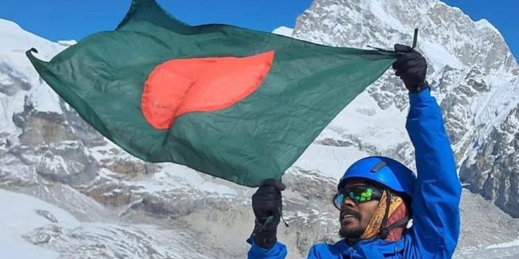 বিশ্বরেকর্ড গড়ে এভারেস্টচূড়ায় উঠলেন শাকিল