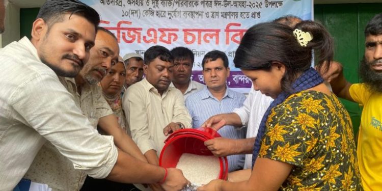 আলীকদমে ভিজিএফ চাউল বিতরণ