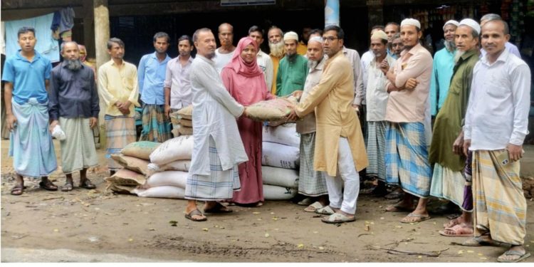 রামুর কাউয়ারখোপে বিনামুল্যে সার ও বীজ পেয়েছে ১৫৫ জন কৃষক