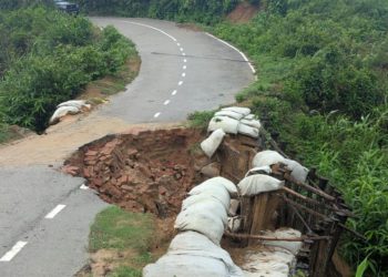 বান্দরবান-সুয়ালক-লামা বাইপাস সড়কে যান চলাচল বন্ধ: দুর্ভোগে জনগণ