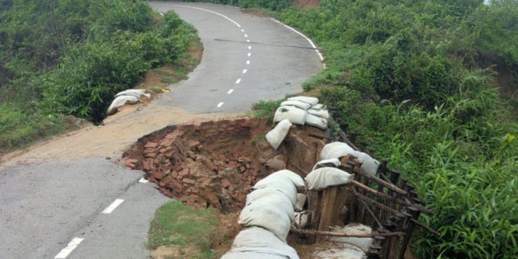 বান্দরবান-সুয়ালক-লামা বাইপাস সড়কে যান চলাচল বন্ধ: দুর্ভোগে জনগণ