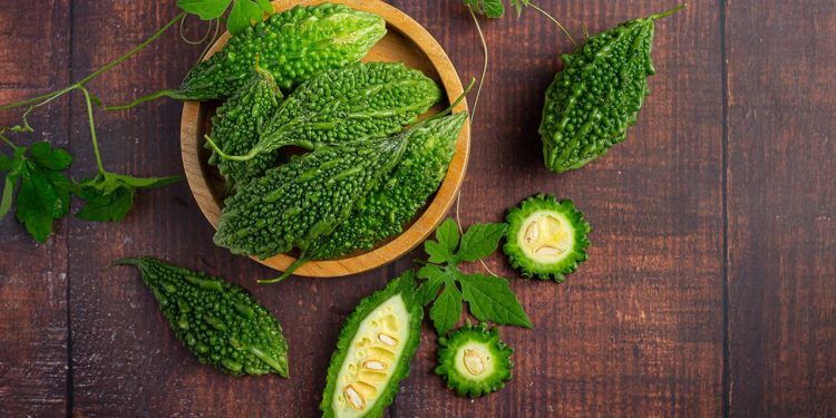 করলার বীজ পেটে গেলে যেসব ক্ষতি হতে পারে