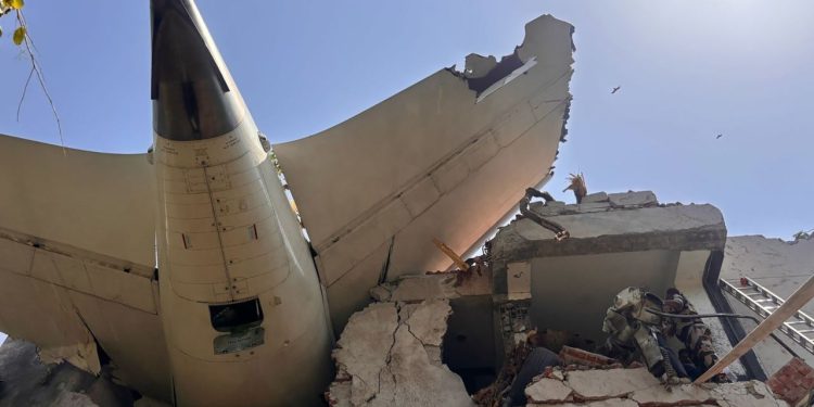 ভারতে বিমান বিধ্বস্তে ২৪২ আরোহীর সবাই নিহত