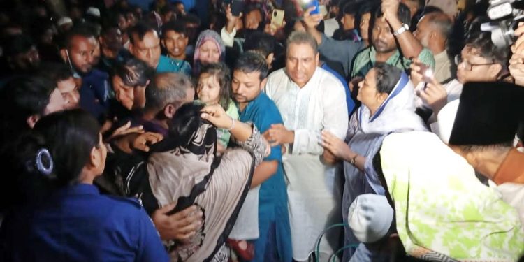 কারাগার থেকে এসে মাকে শেষ বিদায় জানালেন ফারজানা রুপা