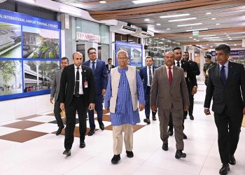 যুক্তরাজ্যের উদ্দেশে দেশ ছাড়লেন প্রধান উপদেষ্টা