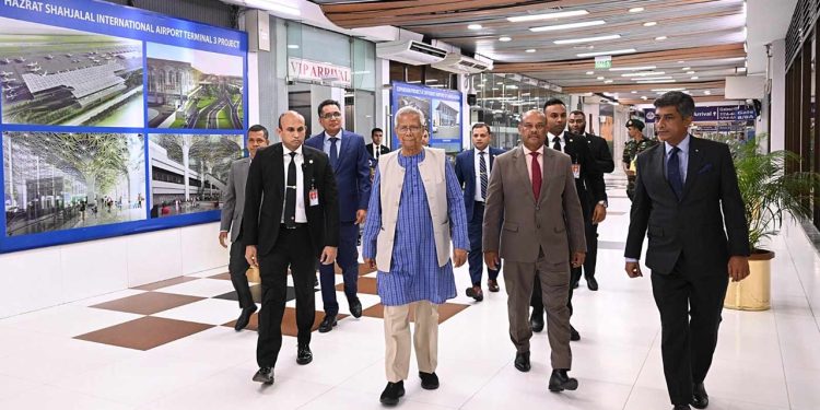 যুক্তরাজ্যের উদ্দেশে দেশ ছাড়লেন প্রধান উপদেষ্টা