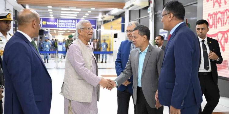 দেশে ফিরেছেন প্রধান উপদেষ্টা