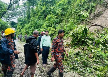 লামা চকরিয়া সড়কে পাহাড় ধস,ঝুঁকি নিয়ে যান চলাচল