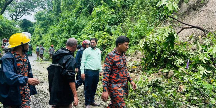 লামা চকরিয়া সড়কে পাহাড় ধস,ঝুঁকি নিয়ে যান চলাচল