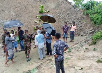 লামায় পাহাড় ধসে সড়ক যোগাযোগ বন্ধ
