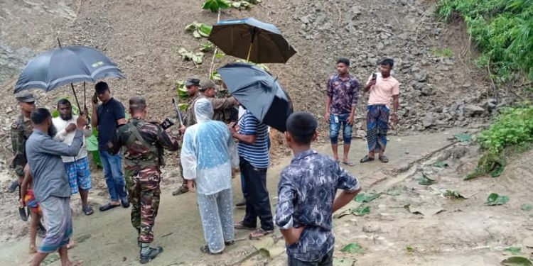 লামায় পাহাড় ধসে সড়ক যোগাযোগ বন্ধ