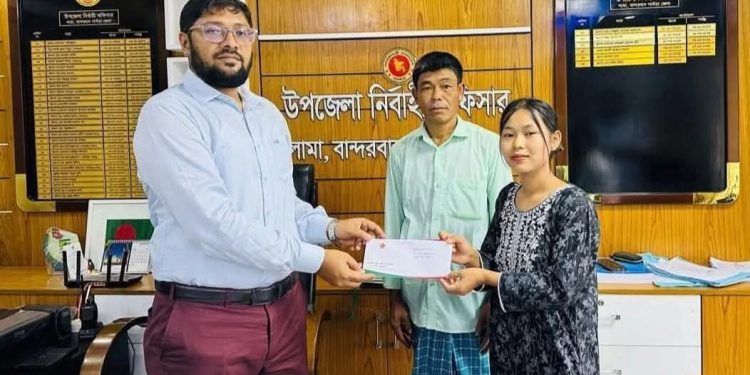 লামার ছাইনুমে মারমার পাশে দাঁড়ালেন লামার ইউএনও