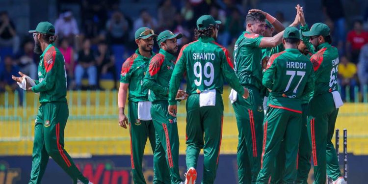 শোচনীয় ধসে বড় পরাজয়