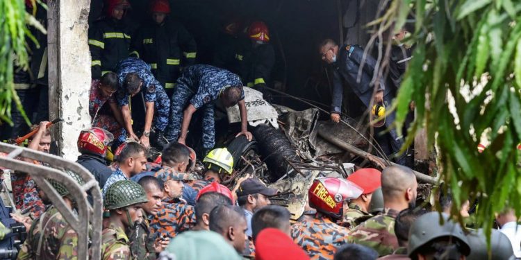 বিমান বিধ্বস্তে নিহতের সংখ্যা বেড়ে ৩১ : আইএসপিআর