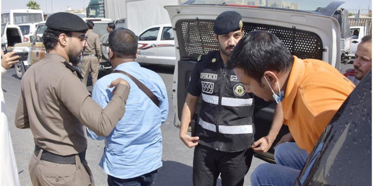 সৌদিতে ১৭ হাজারের বেশি প্রবাসী গ্রেপ্তার