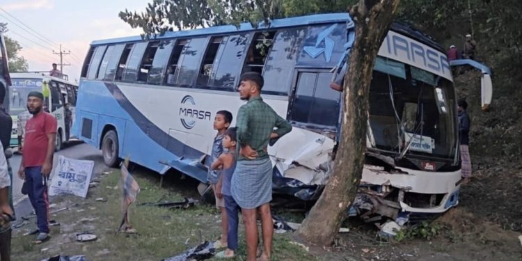 রামুতে যাত্রীবাহি বাস ও প্রাইভেটকারের মুখোমুখি সংঘর্ষ : নিহত দুই, আহত চারজন