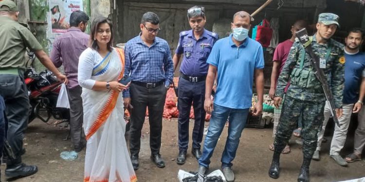 বান্দরবানে মোবাইল কোর্টে জরিমানা ও পলিথিন জব্দ