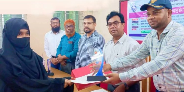 আলীকদমে কৃতি শিক্ষার্থীদের মাঝে সম্মাননা ও আর্থিক অনুদান বিতরণ
