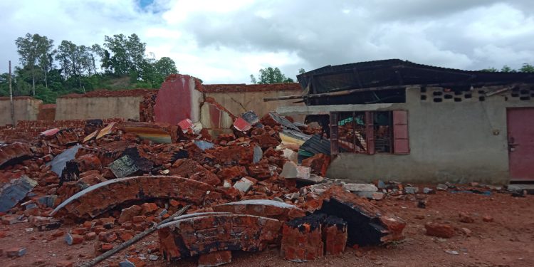 লামার ফাইতং এ ৬টি  ইটভাটা গুড়িয়ে দিল প্রশাসন