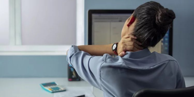 অফিসে দীর্ঘ সময় কম্পিউটারের সামনে বসে থেকে যে বিপদ ডেকে আনছেন