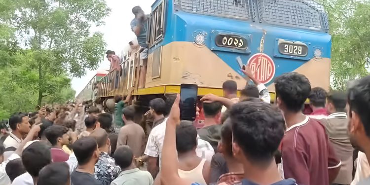 কক্সবাজারে দুর্ঘটনার পর ট্রেন আটকে বিক্ষোভ, তদন্ত কমিটি গঠন