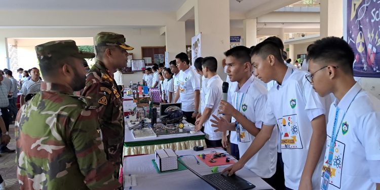 বান্দরবান ক্যান্টনমেন্ট স্কুল ও কলেজে ক্ষুদে বিজ্ঞানীদের প্রকল্প প্রদর্শনী