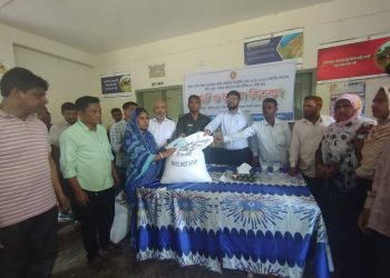 লামার রুপসীপাড়াতে ৩২০ জন দুঃস্থ মহিলা পেল ভিডব্লিউবি’র চাউল