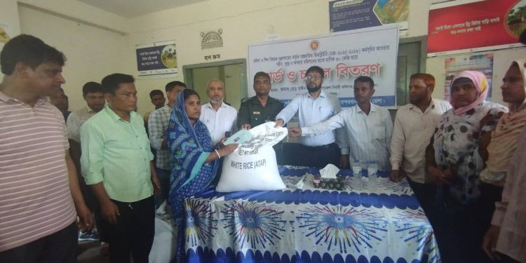 লামার রুপসীপাড়াতে ৩২০ জন দুঃস্থ মহিলা পেল ভিডব্লিউবি’র চাউল
