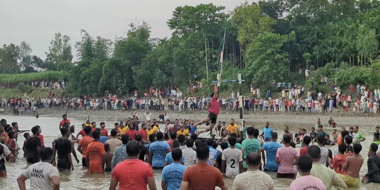 রামুতে অফিসেরচর চর পাড়াবাসীর নৌকা বাইচ অনুষ্ঠিত