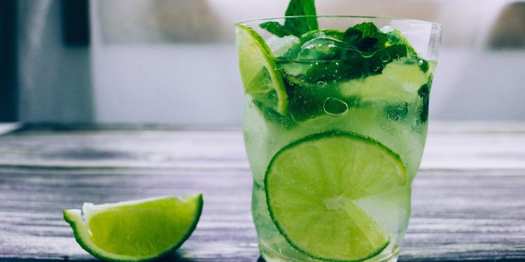 এক মাস ধরে প্রতিদিন সকালে লেবু পানি খেলে কী হয়