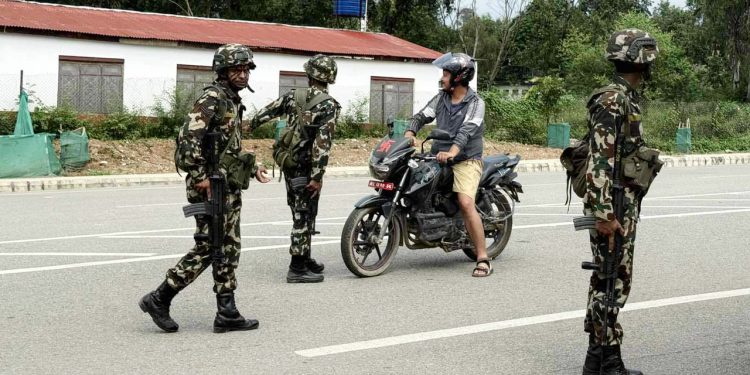 সেনাবাহিনীর নিয়ন্ত্রণে নেপাল, নীরব নিস্তব্ধ পথঘাট