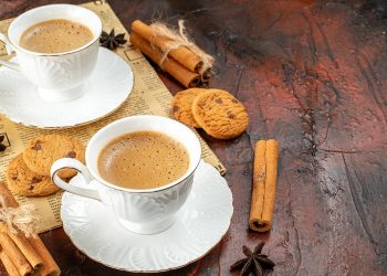 সকালে খালি পেটে চা খান? জেনে নিন কী হয়