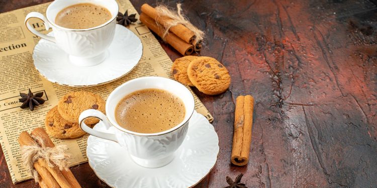 সকালে খালি পেটে চা খান? জেনে নিন কী হয়