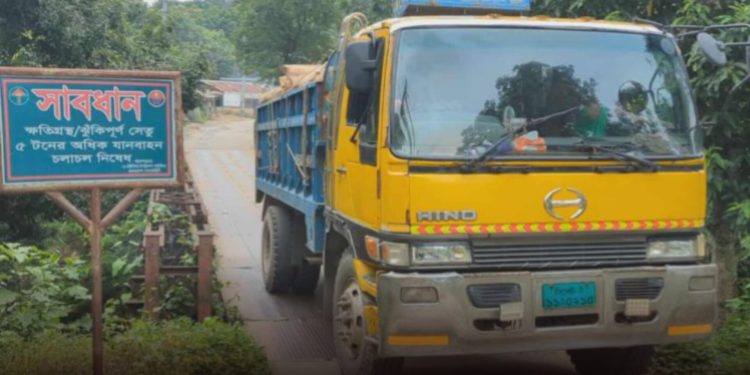 বান্দরবানে ৫৪টি ঝুঁকিপূর্ণ বেইলি সেতু, তবুও থেমে নেই ভারী ট্রাক
