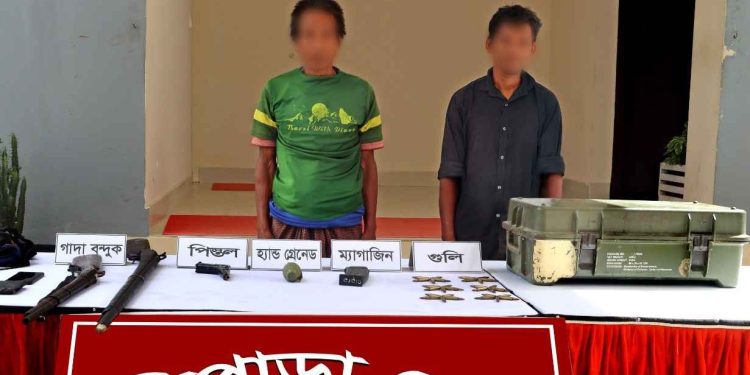 বান্দরবানের গ্রেনেড,পিস্তল,অস্ত্রসহ ২ যুবক আটক