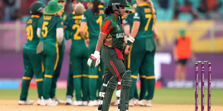 শেষ ওভারের রোমাঞ্চকর লড়াইয়ে হারল বাংলাদেশ