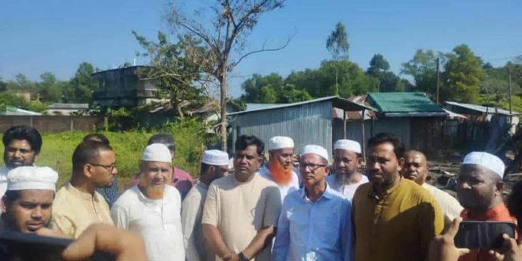 নাইক্ষ্যংছড়ির বাইশারীতে অগ্নিকান্ডে ক্ষতিগ্রস্থদের মাঝে আর্থিক সহায়তা