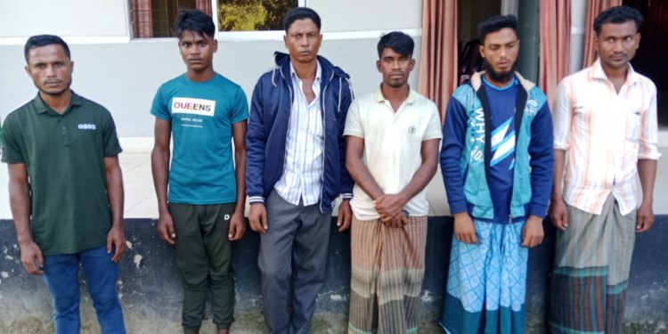 বান্দরবন রেইচা আর্মি  চেকপোস্টে ৬ মায়ানমার নাগরিক আটক
