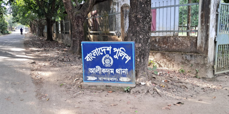 থানচি আলীকদম সড়কে মোটরসাইকেল খাদে পর্যটক নিহত