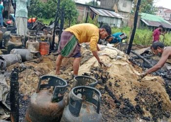 নাইক্ষ্যংছড়ির বাইশারী বাজারে ৮টি দোকান পুড়ে ছাই