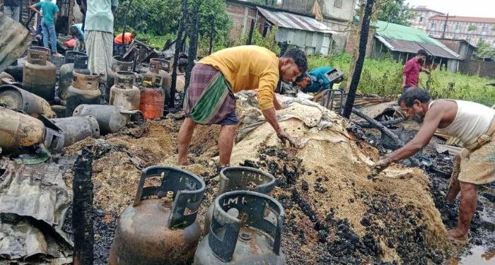 নাইক্ষ্যংছড়ির বাইশারী বাজারে ৮টি দোকান পুড়ে ছাই