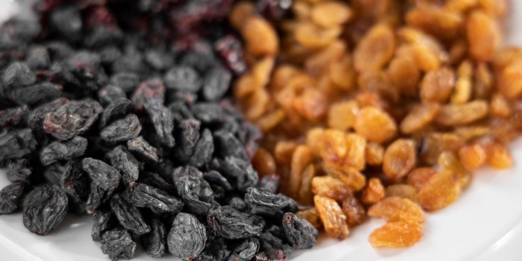 এক মাস ধরে প্রতিদিন ভেজানো কিশমিশ খেলে কী হয়?