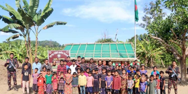 দুর্গম থানচিতে  বিজিবির উদ্যোগে বিদ্যালয় প্রতিষ্ঠা
