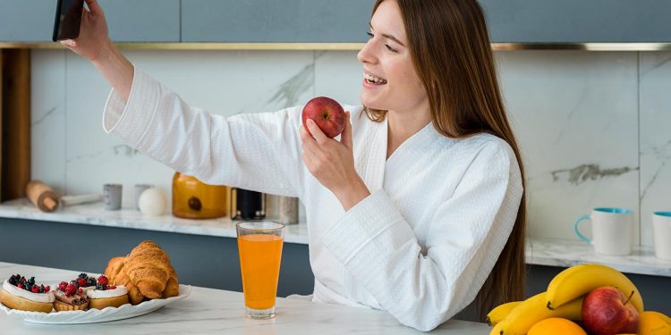 সকালে খালি পেটে ফল খাওয়া কি ক্ষতিকর?