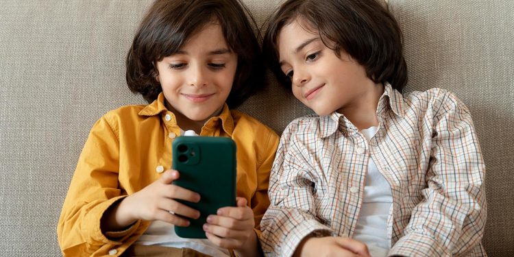 শিশুর হাতে স্মার্টফোন দিচ্ছেন? জেনে নিন কী ক্ষতি হয়