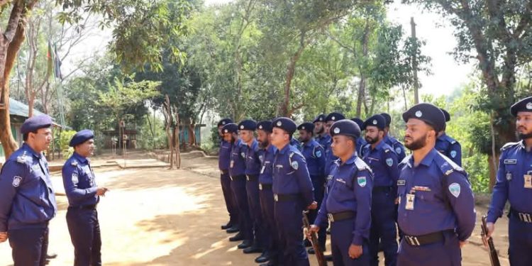 বান্দরবান জেলার এসপি গজালিয়া পুলিশ ফাঁড়ি পরিদর্শন