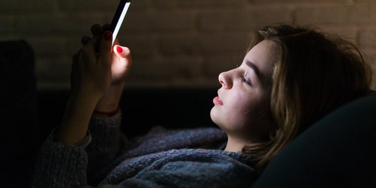 ঘুমের আগে স্মার্টফোন ব্যবহার করেন? জেনে নিন কী হয়