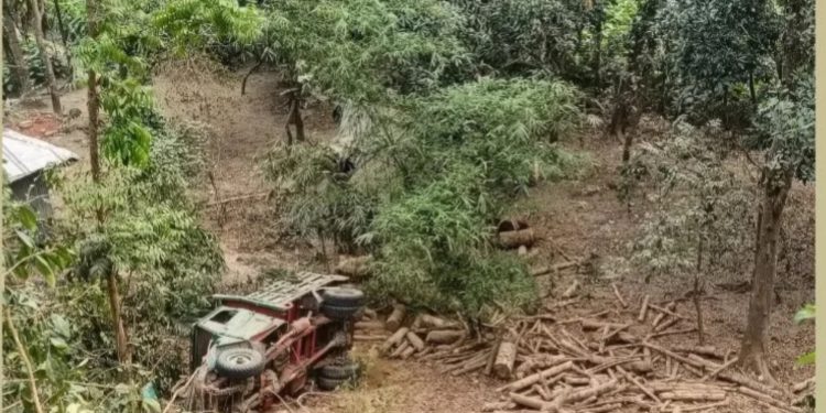 লামায় ট্রাক গাড়ি খাদে পড়ে ২ জনে মৃত্যু