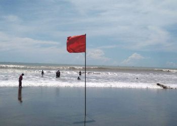 দেশের ১৫ অঞ্চলে ঝড়ের আশঙ্কা, নদীবন্দরে সতর্কতা সংকেত