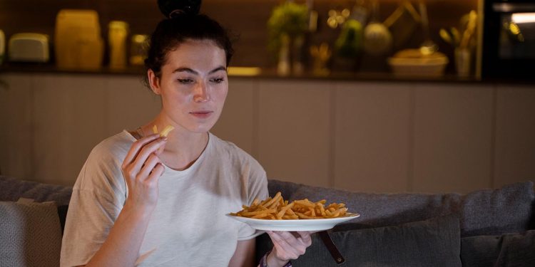 বেশি রাতে খাওয়া বন্ধ করলে শরীরে যা ঘটে